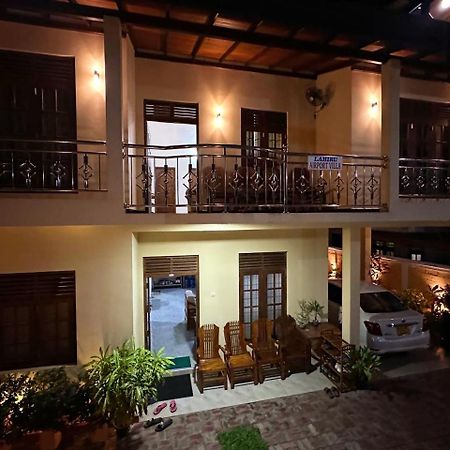 Lahiru Airport Villa Andiambalama Exteriör bild