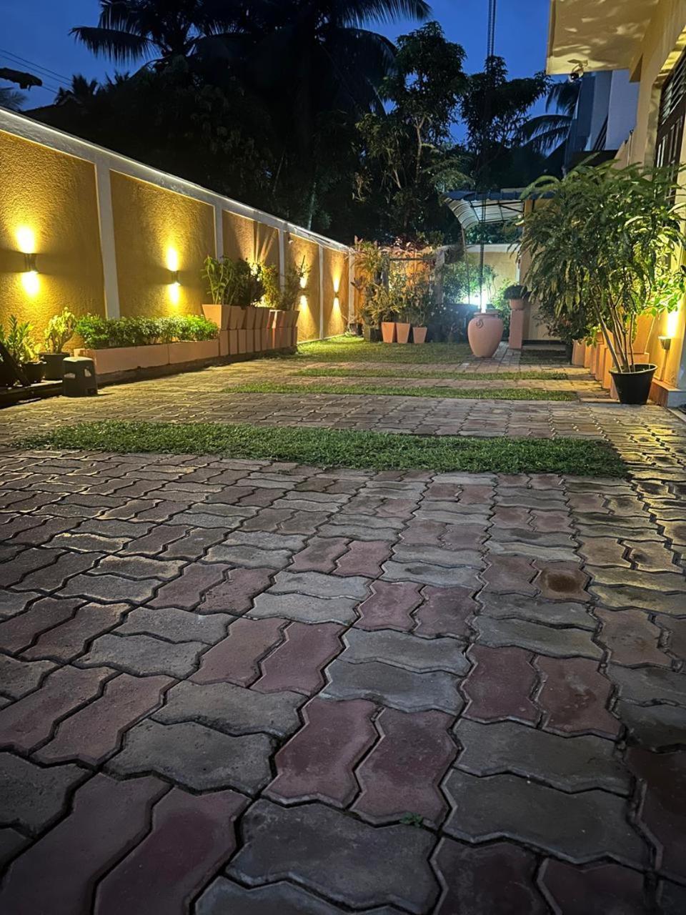 Lahiru Airport Villa Andiambalama Exteriör bild