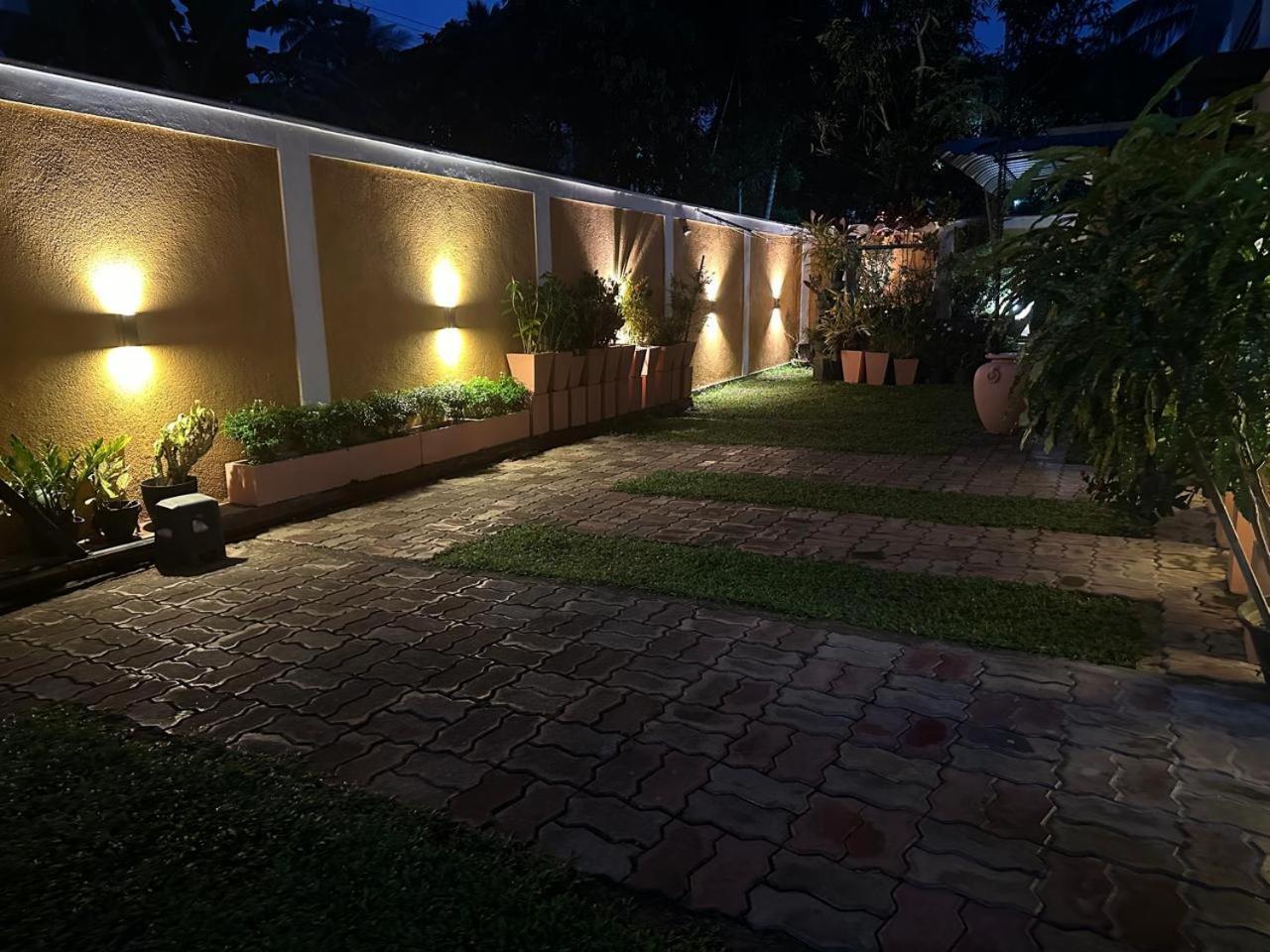 Lahiru Airport Villa Andiambalama Exteriör bild