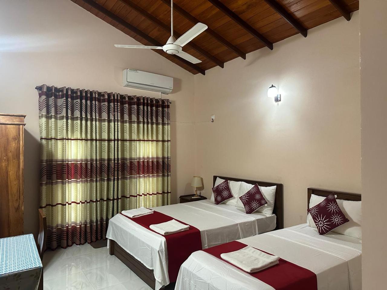 Lahiru Airport Villa Andiambalama Exteriör bild