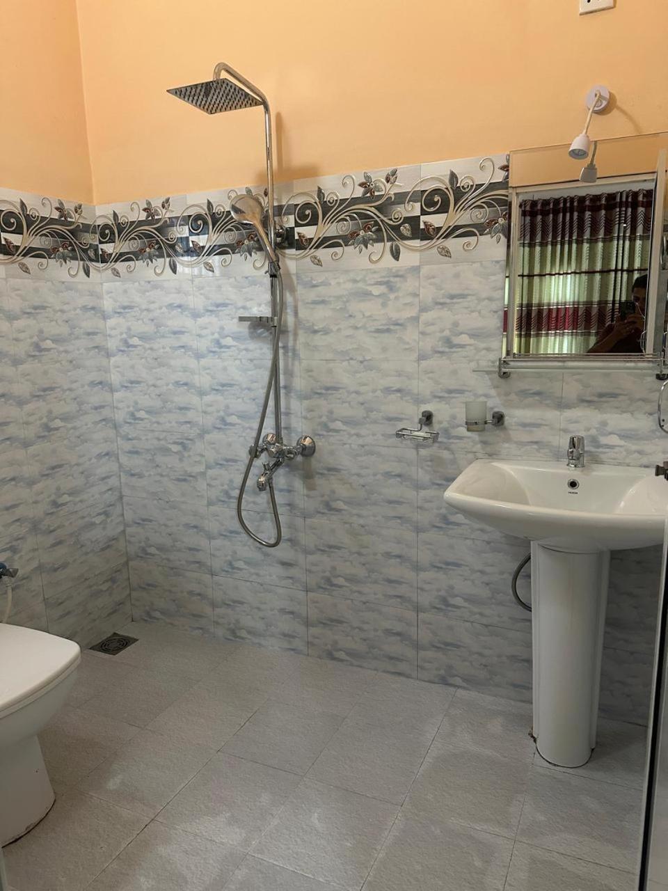 Lahiru Airport Villa Andiambalama Exteriör bild