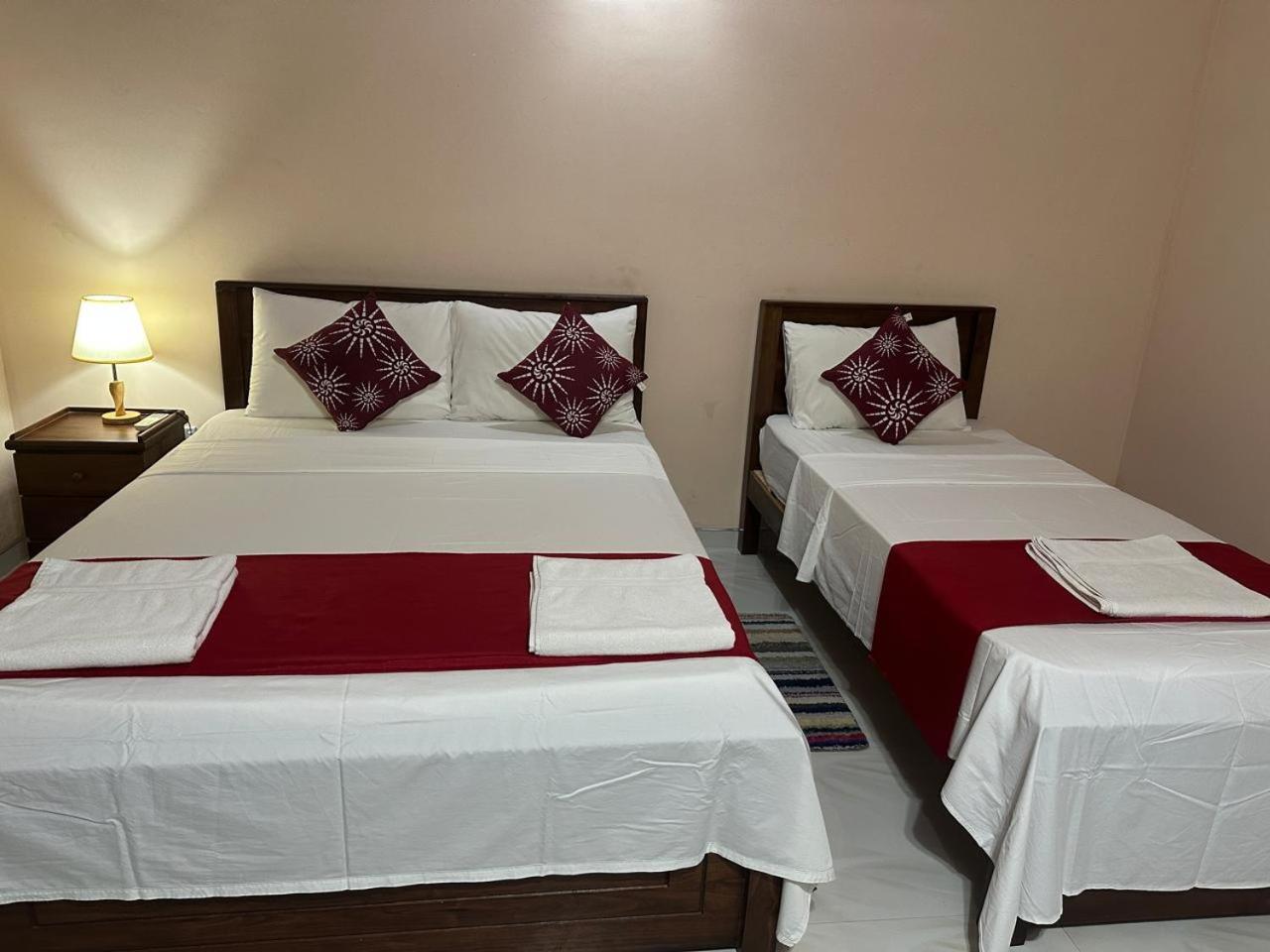 Lahiru Airport Villa Andiambalama Exteriör bild