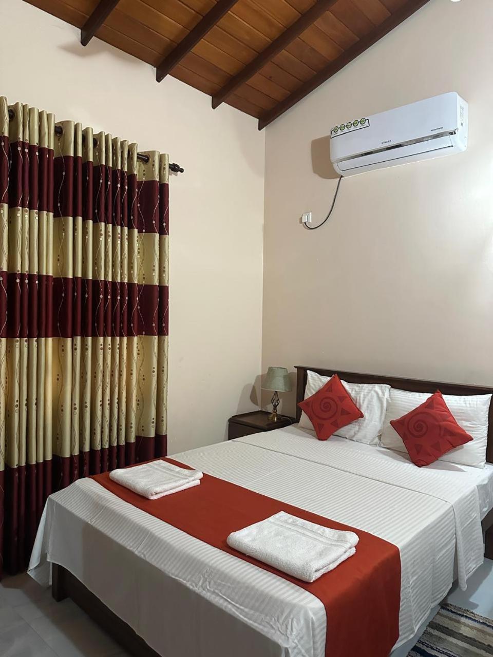 Lahiru Airport Villa Andiambalama Exteriör bild