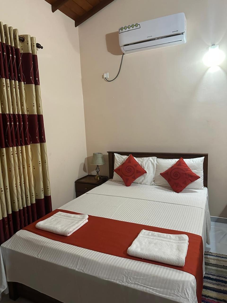 Lahiru Airport Villa Andiambalama Exteriör bild