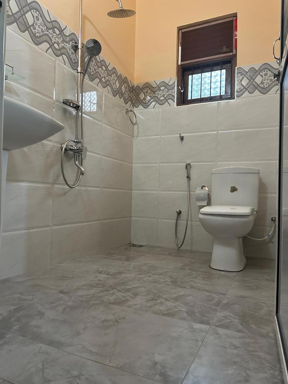 Lahiru Airport Villa Andiambalama Exteriör bild