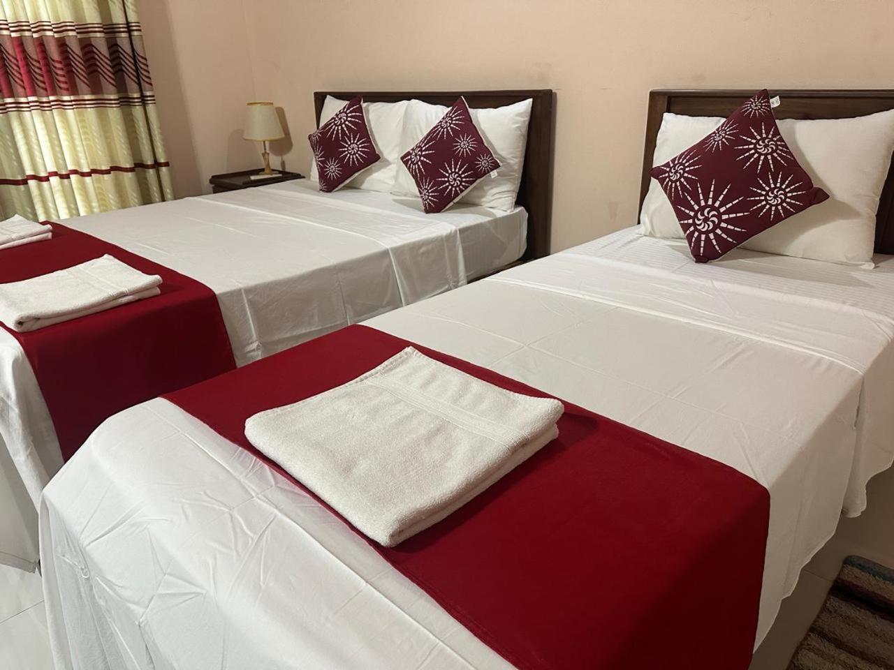 Lahiru Airport Villa Andiambalama Exteriör bild