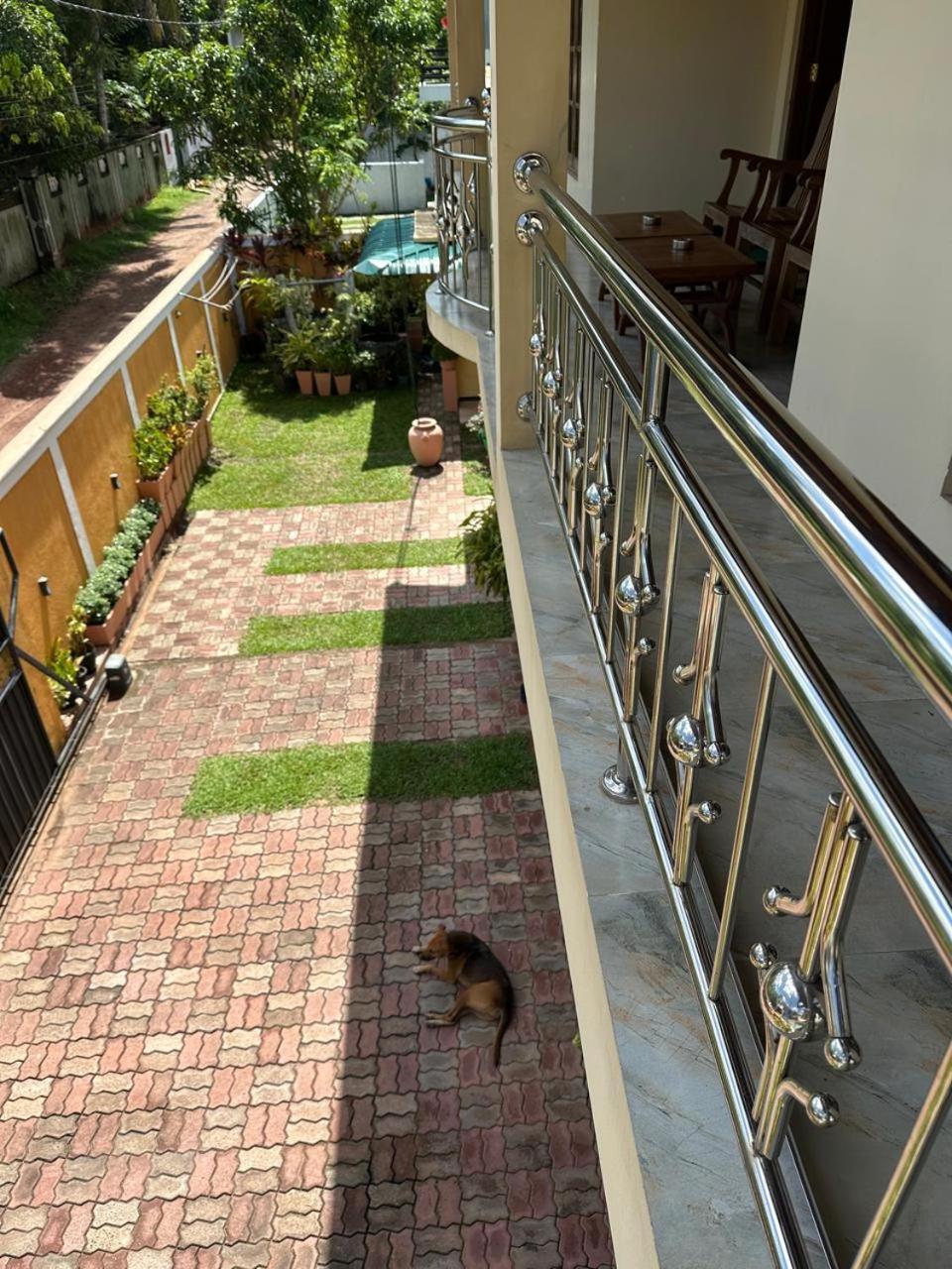 Lahiru Airport Villa Andiambalama Exteriör bild