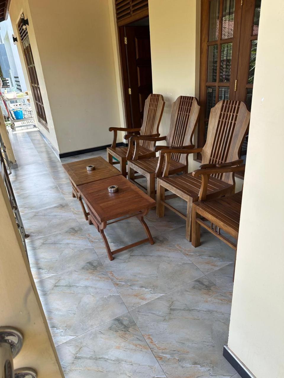 Lahiru Airport Villa Andiambalama Exteriör bild