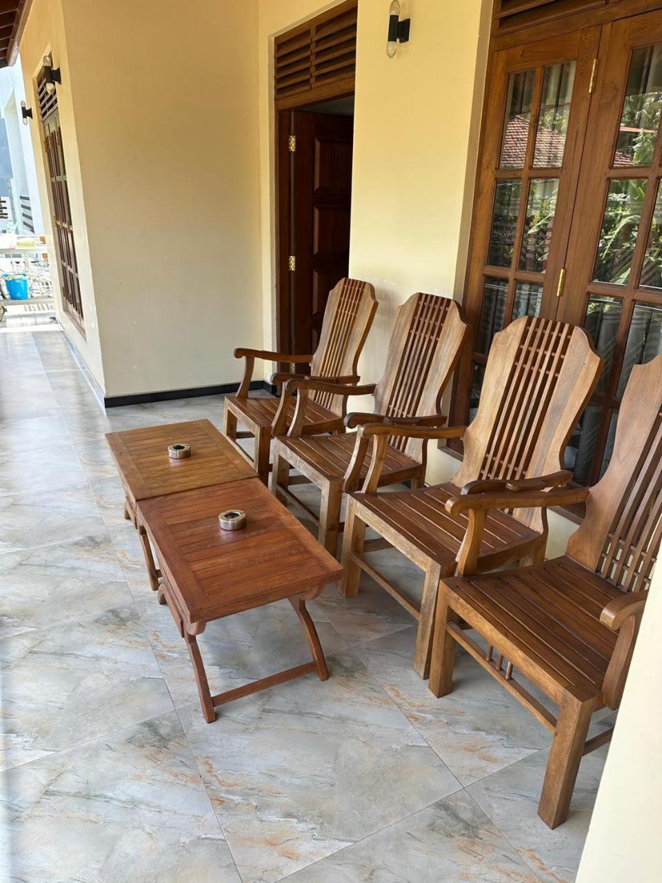 Lahiru Airport Villa Andiambalama Exteriör bild