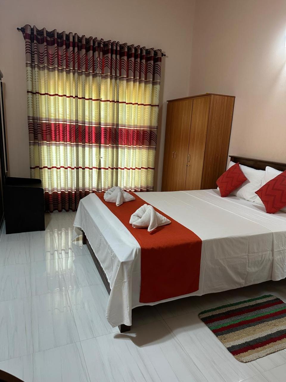 Lahiru Airport Villa Andiambalama Exteriör bild