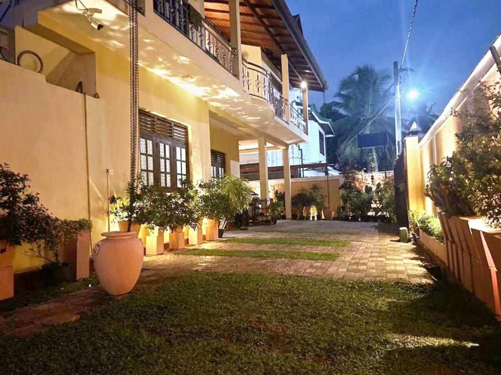 Lahiru Airport Villa Andiambalama Exteriör bild