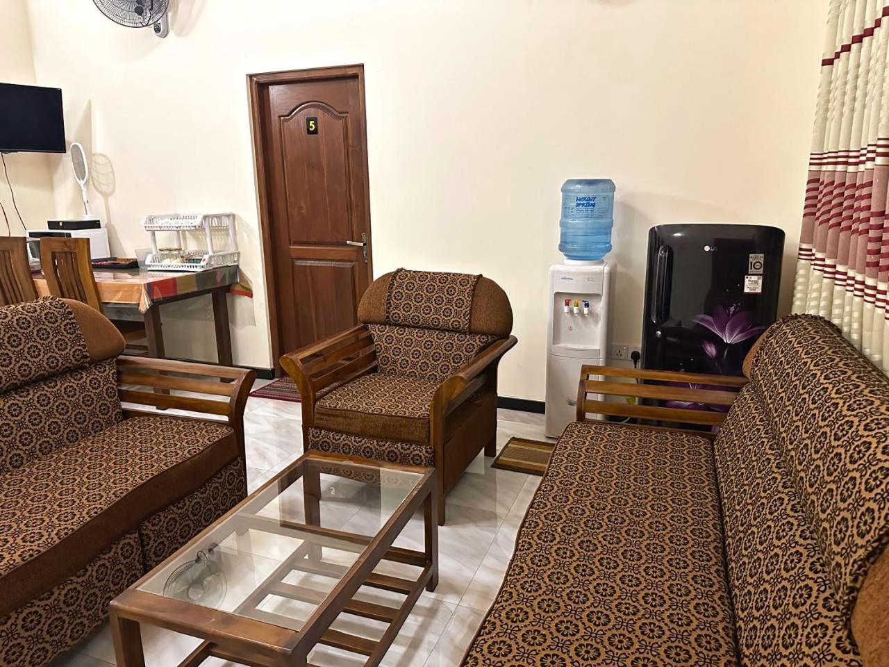 Lahiru Airport Villa Andiambalama Exteriör bild