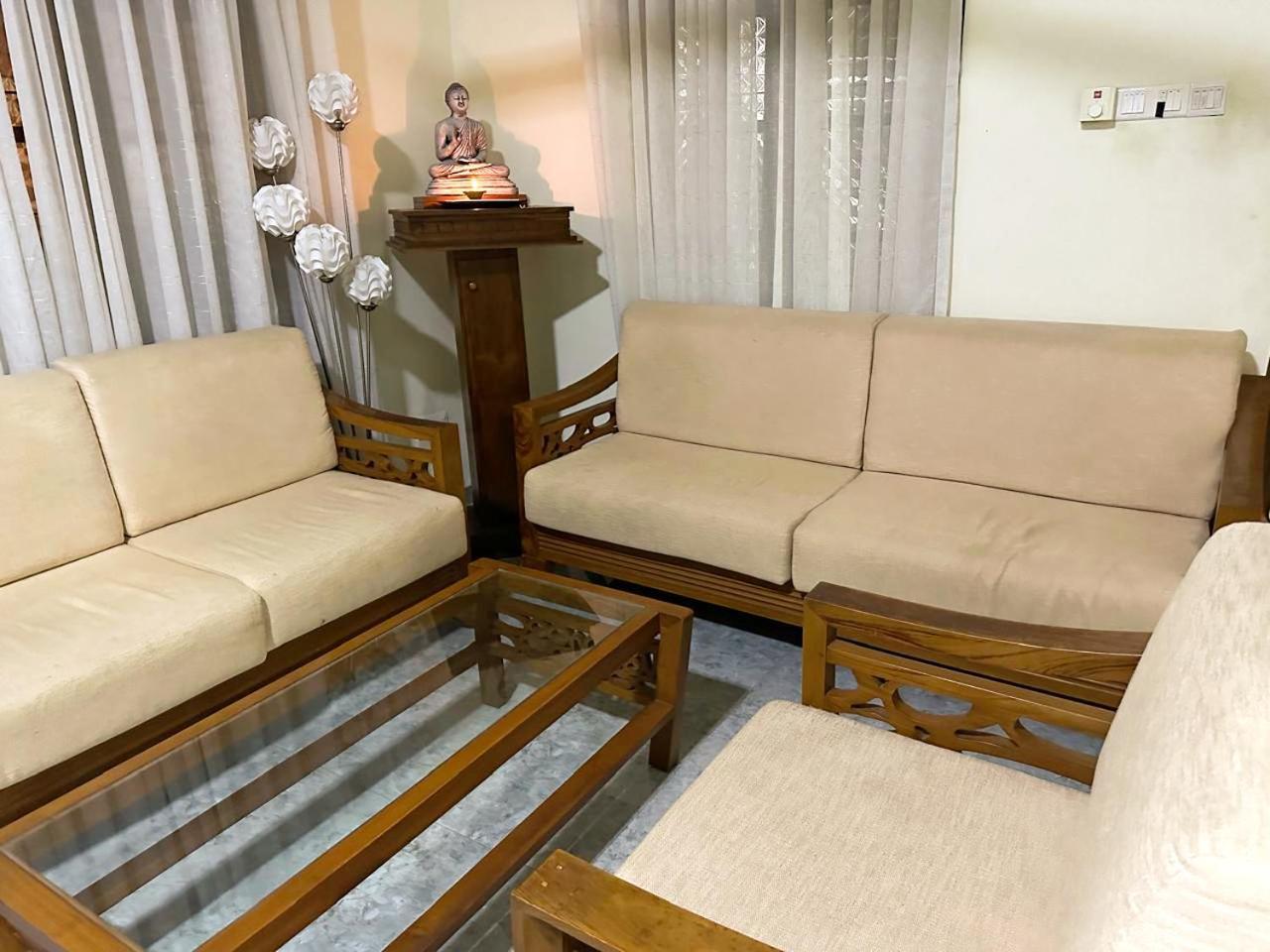 Lahiru Airport Villa Andiambalama Exteriör bild