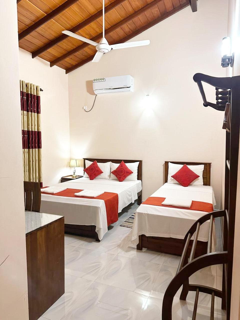 Lahiru Airport Villa Andiambalama Exteriör bild