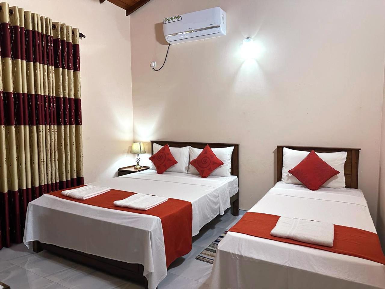 Lahiru Airport Villa Andiambalama Exteriör bild