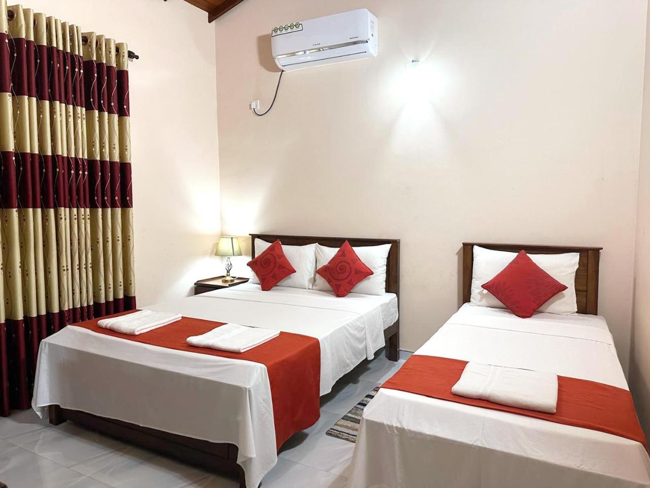 Lahiru Airport Villa Andiambalama Exteriör bild